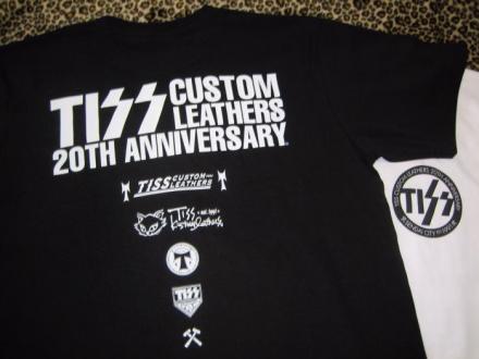 TISS CUSTOM LEATHERS 20TH ANNIVERSARY S/S T-SHIRT(BLACK)(即納品)