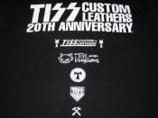 TISS CUSTOM LEATHERS 20TH ANNIVERSARY S/S T-SHIRT(BLACK)(即納品)