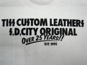 TISS CUSTOM LEATHERS 25TH ANNIVERSARY S/S T-SHIRT(WHITE x BLACK)(即納品)