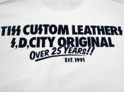 TISS CUSTOM LEATHERS 25TH ANNIVERSARY S/S T-SHIRT(WHITE x NAVY)(即納品)